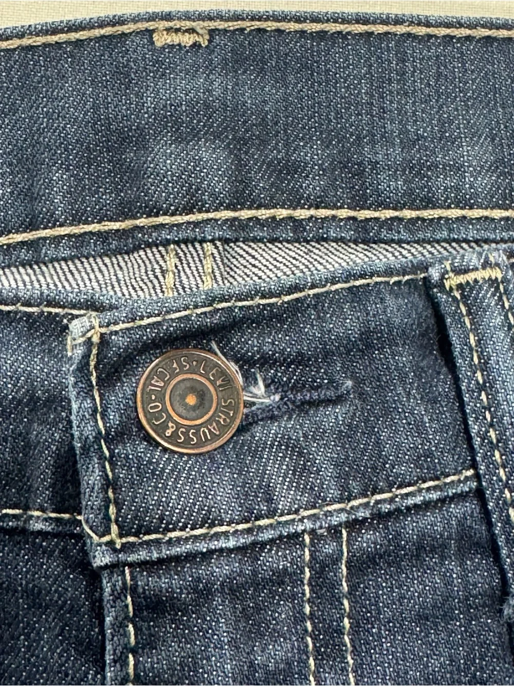 Levis slim straight
